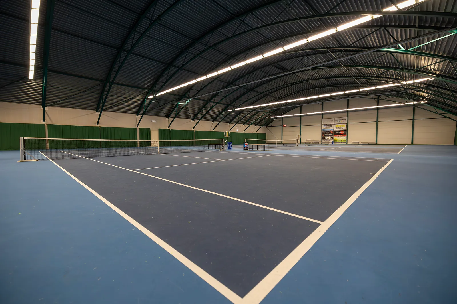 Tennisbanen van topkwaliteit in onze tennishal in Roosendaal