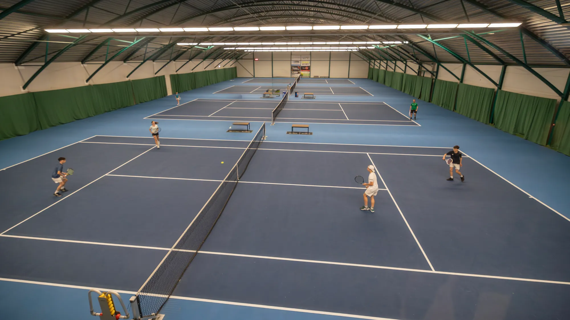 Tennishal Roosendaal YUNIQQ — indoor tennishal met 4 banen
